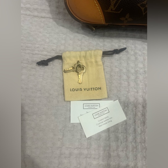 Louis Vuitton Travel Bag - Picture 3 of 11